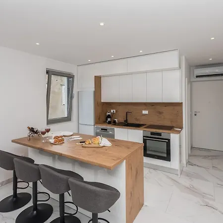 Luxurious New In Apartment *